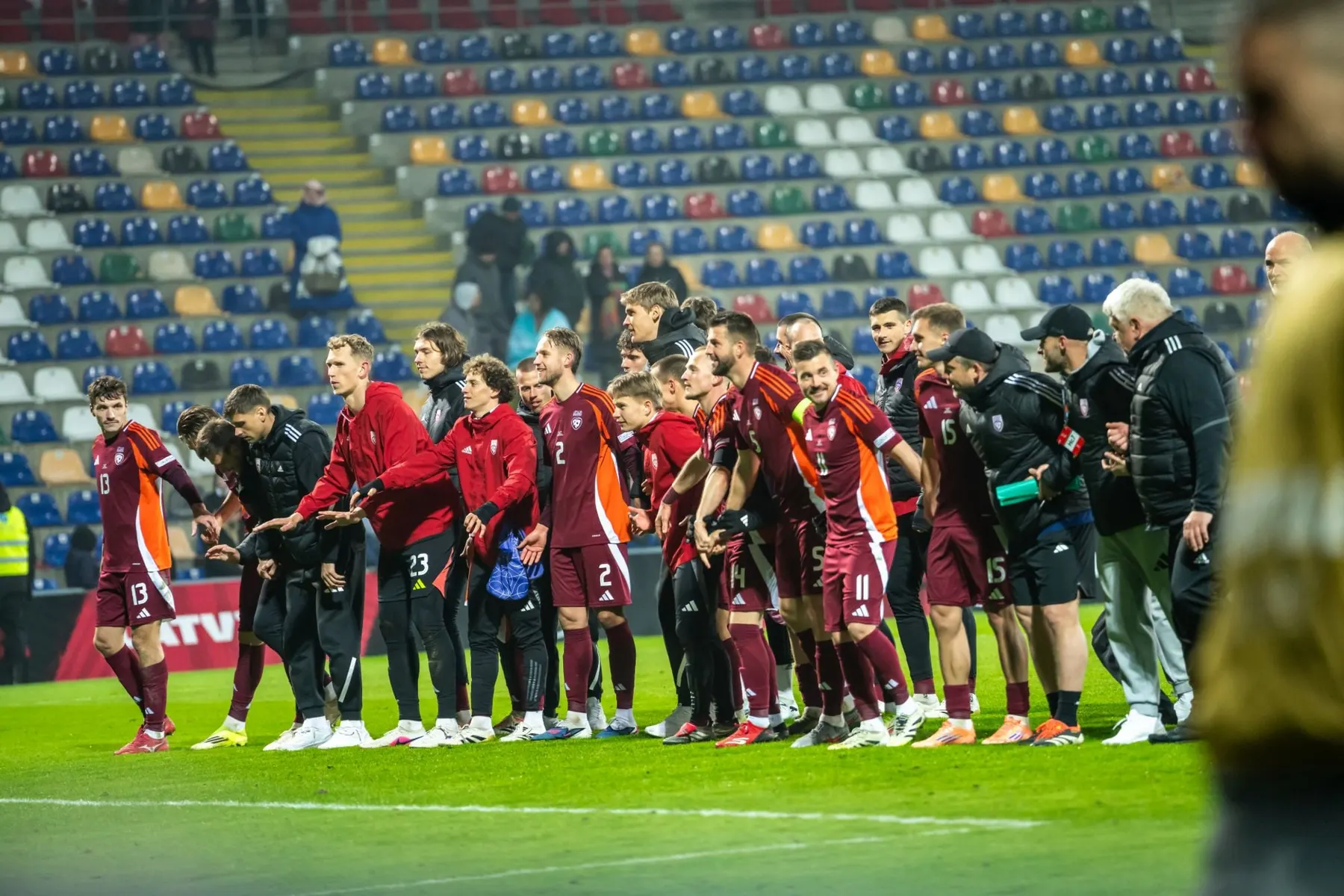 Latvijas izlases futbolisti un štābs pēc spēles kopā pateicas līdzjutējiem